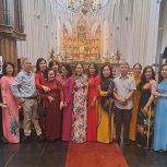 Sau giờ lễ chụp tấm hình cả gđ chuỗi Mân côi